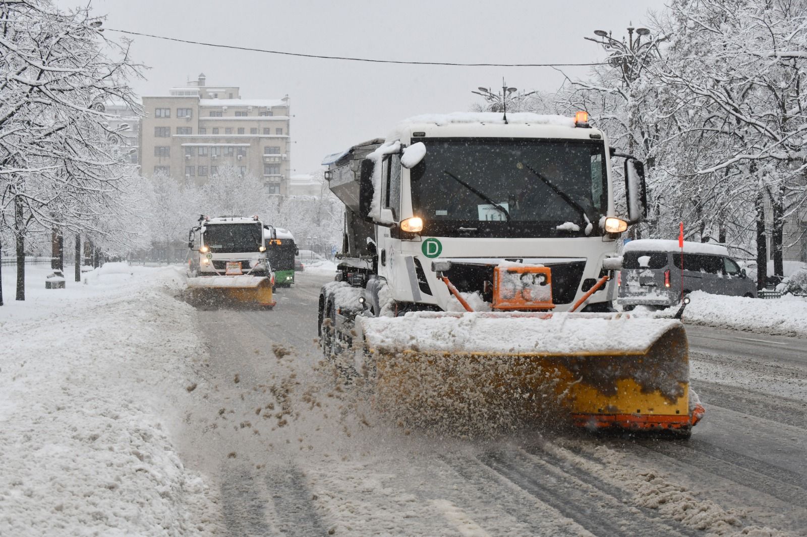 Controverse privind deszăpezirea în București: operatorii de salubritate, acuzați de declarații false despre utilaje și personal Situația de criză generată de ninsorile abundente din ultimele zile a scos în evidență nu doar dificultățile inerente unei foreze de iarnă, ci și controversele legate de modul în care autoritățile locale gestionează intervențiile de deszăpezire