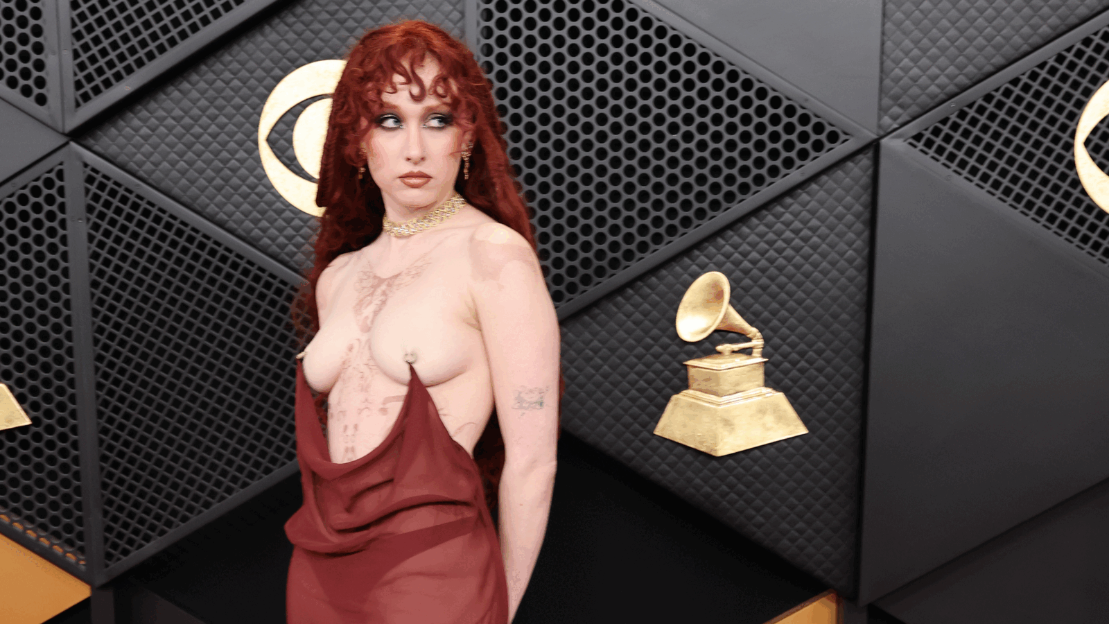 Chappell Roan fură privirile la Premiile Grammy 2026 Pe covorul roșu al Premiilor Grammy din 2026, Chappell Roan a făcut senzație purtând o rochie Mugler transparentă, completată cu accesorii audace