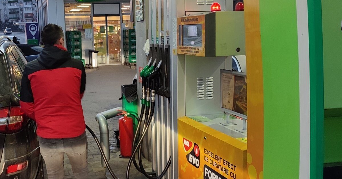 Motorina trece de 9 lei pe litru în București, pe fondul scumpirilor la carburanți Prețurile carburanților continuă să urce în România, motorina depășind pragul de 9 lei pe litru în unele stații din Capitală