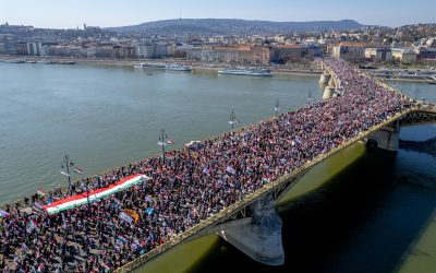 Mitinguri masive la Budapesta: Orbán mobilizează susținătorii, opoziția cheamă la schimbare Budapesta a fost scena unor ample mobilizări de forțe pe 15 martie, ziua națională a Ungariei, cu evenimente paralele organizate de partidul de guvernământ Fidesz, condus de premierul Viktor Orbán, și de opoziție