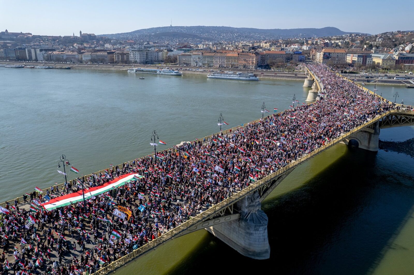 Mitinguri masive la Budapesta: Orbán mobilizează susținătorii, opoziția cheamă la schimbare Budapesta a fost scena unor ample mobilizări de forțe pe 15 martie, ziua națională a Ungariei, cu evenimente paralele organizate de partidul de guvernământ Fidesz, condus de premierul Viktor Orbán, și de opoziție