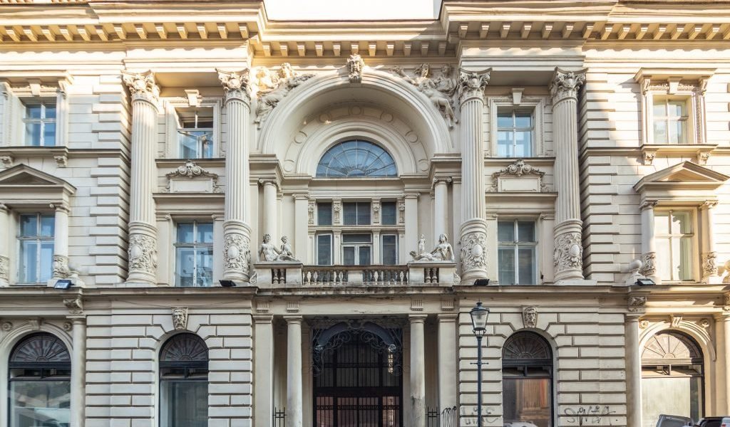 Palatul Dacia va fi reabilitat, dar lucrările sunt amânate din nou Primăria Capitalei a obținut o finanțare de aproximativ 14,3 milioane de euro pentru reabilitarea Palatului Dacia, un monument istoric important din centrul Bucureștiului