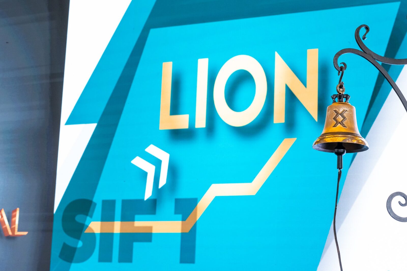 Lion Capital își consolidează poziția în Fondul Proprietatea Fondul alternativ de investiții Lion Capital, identificat prin simbolul bursier LION, a anunțat vineri că a depășit pragul de 10% din acțiunile Fondului Proprietatea (FP)