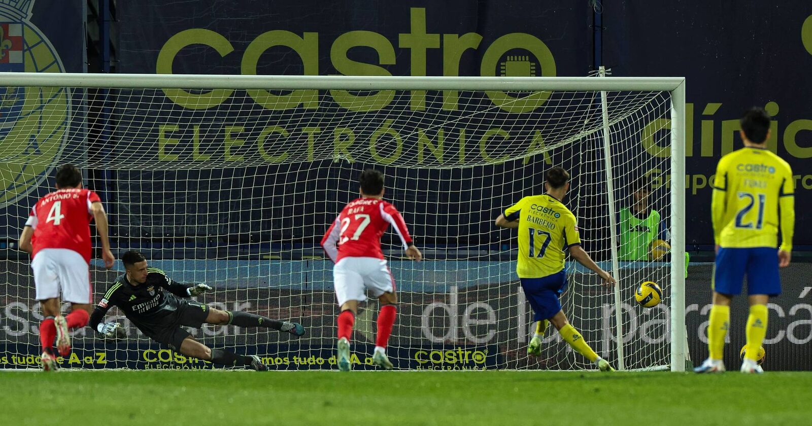 Benfica smulge o victorie dramatică în fața lui Arouca, urcă temporar pe locul secund Lisabona, Portugalia – Benfica a reușit să obțină o victorie dramatică în deplasarea de la Arouca, scor 2-1, într-un meci din cadrul etapei a 26-a a primei ligi portugheze de fotbal