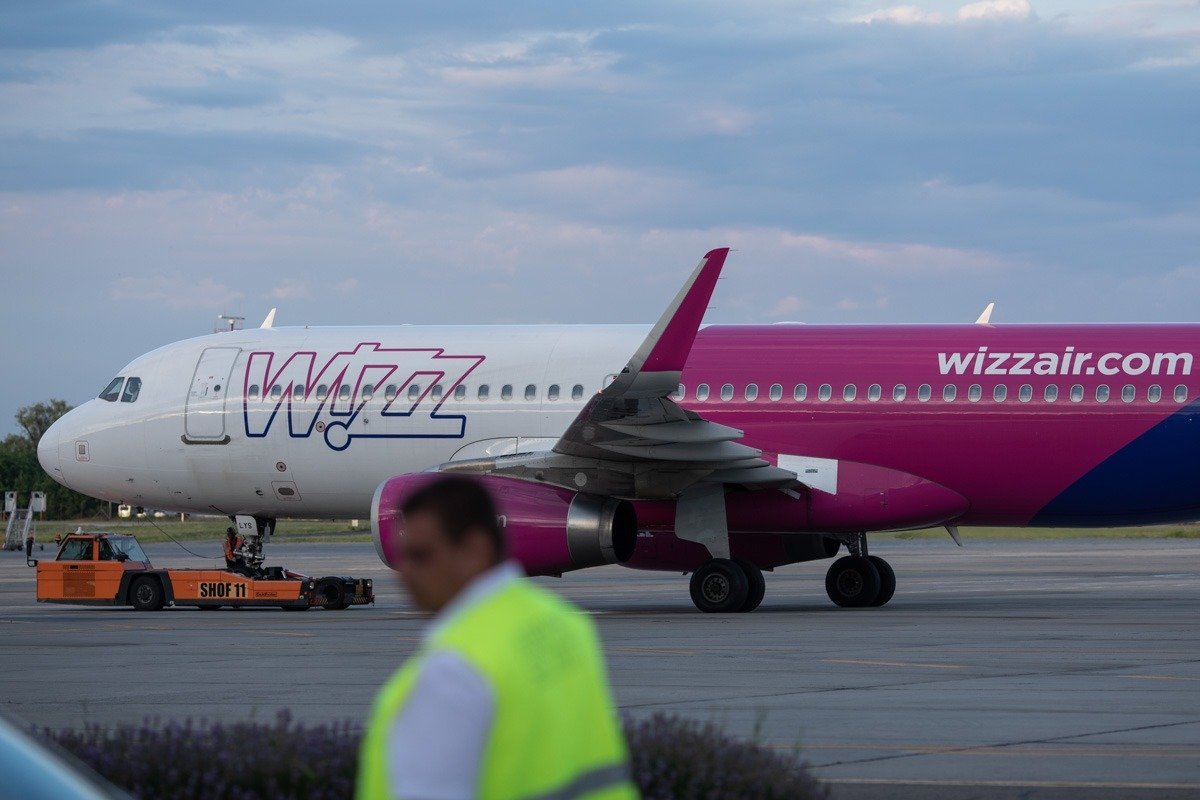 Wizz Air prelungește suspendarea zborurilor către mai multe destinații Compania aeriană Wizz Air a anunțat joi prelungirea suspendării zborurilor către și dinspre Israel, Dubai, Abu Dhabi și Amman