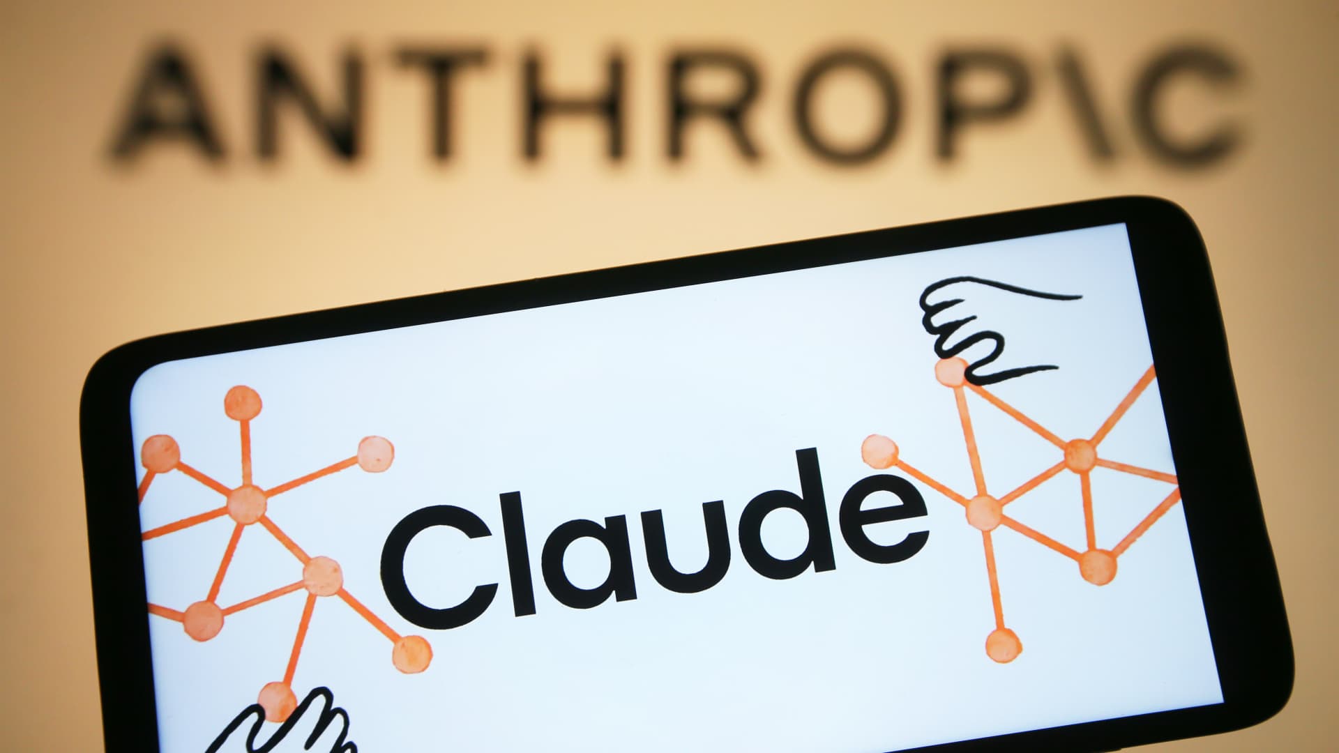 Aplicația de inteligență artificială Claude, cu probleme tehnice în plină ascensiune Aplicația de inteligență artificială Claude, dezvoltată de compania Anthropic, a înregistrat luni „erori accentuate”, chiar în timp ce se menține pe primul loc în topul aplicațiilor gratuite din App Store-ul Apple