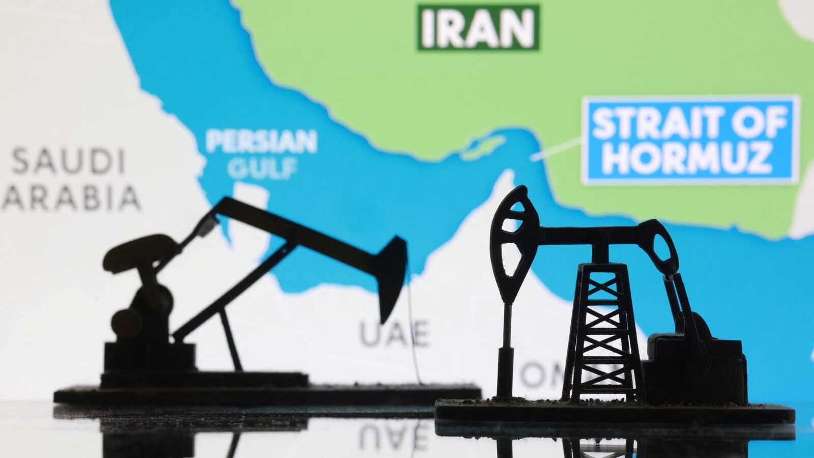 Petrolul explodează: 110 dolari barilul! Trump: „Preț mic pentru lovirea Iranului”