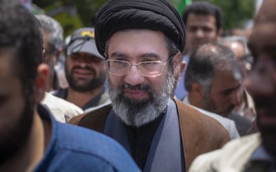 Iranul numește un nou lider suprem, tensiunile în Orientul Mijlociu cresc, iar prețul petrolului explodează Teheranul a anunțat duminică numirea lui Mojtaba Khamenei, fiul liderului suprem decedat, ayatollahul Ali Khamenei, ca nou lider al țării, conform informațiilor oferite de agențiile Associated Press și Reuters, citând media de stat iraniană