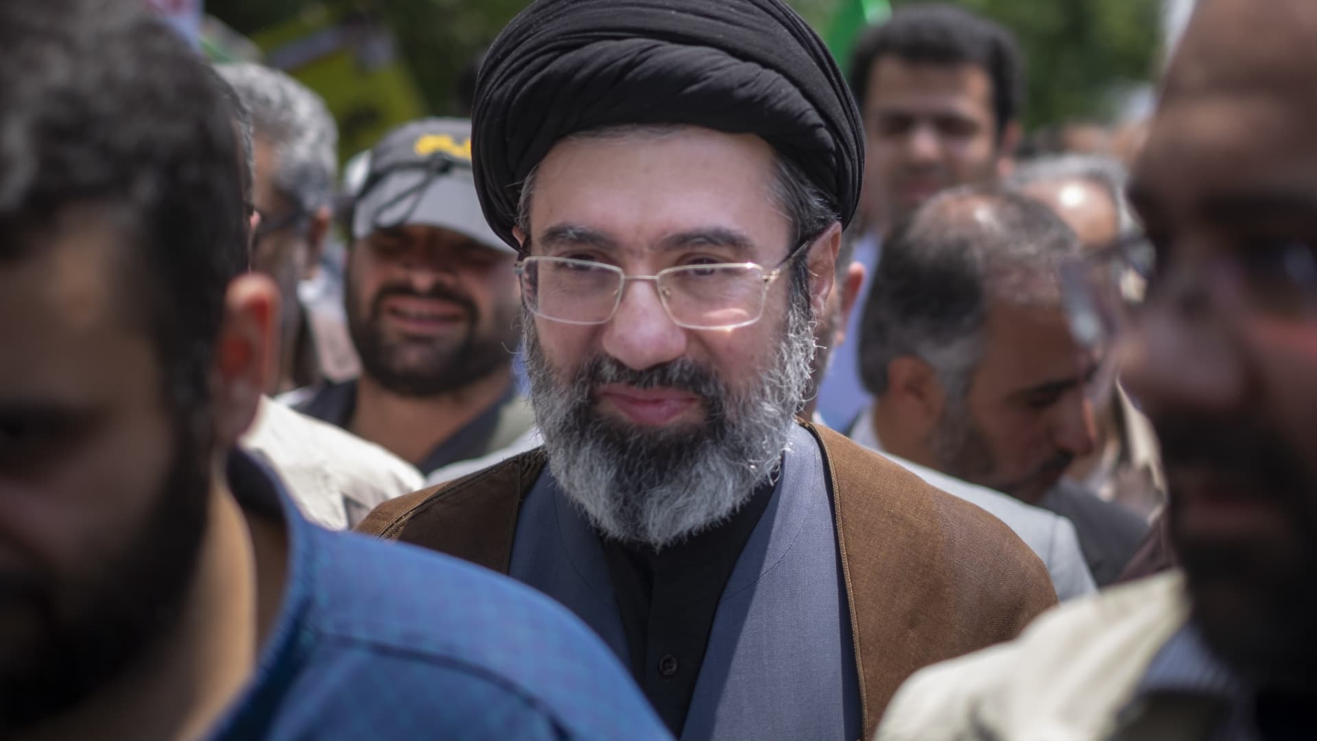 Iranul numește un nou lider suprem, tensiunile în Orientul Mijlociu cresc, iar prețul petrolului explodează Teheranul a anunțat duminică numirea lui Mojtaba Khamenei, fiul liderului suprem decedat, ayatollahul Ali Khamenei, ca nou lider al țării, conform informațiilor oferite de agențiile Associated Press și Reuters, citând media de stat iraniană