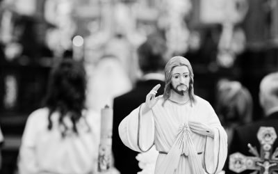 O teorie controversată: Iisus, simbol al unei ciuperci psihedelice În 1970, arheologul John Allegro a generat o dezbatere aprinsă prin cartea sa „Ciuperca sacră și crucea”, în care susținea că Iisus Hristos ar fi fost un simbol al unei ciuperci psihedelice