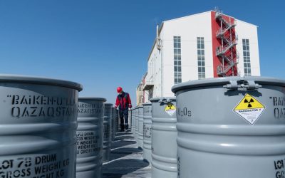 Activisții Greenpeace blochează o navă rusă în Franța, protestând împotriva comerțului cu uraniu Un grup de activiști Greenpeace a blocat luni un cargou rusesc în portul Dunkerque din nordul Franței, în semn de protest față de continuarea importurilor de uraniu rusesc de către statul francez