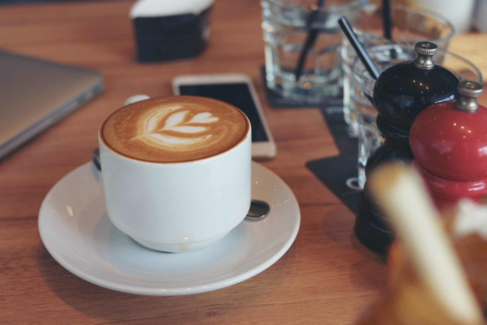 România: Espresso dublu sau triplu față de Italia. De ce plătim mai mult pe cafea?