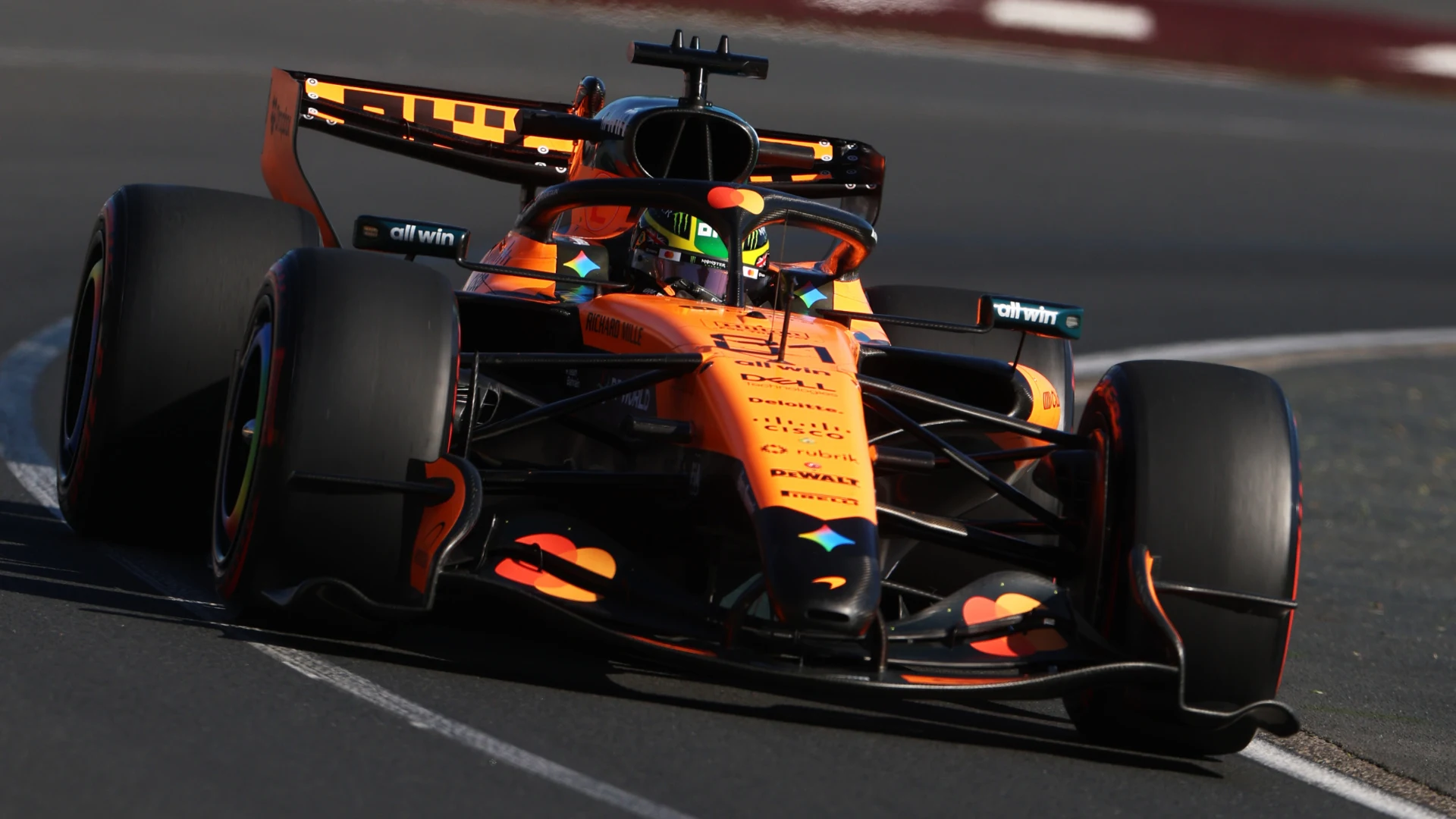 Piastri surprinde la Melbourne: Australianul conduce antrenamentele, Mercedes-ul amenință Melbourne, Australia – Oscar Piastri a terminat prima zi de antrenamente pe circuitul de la Melbourne în fruntea clasamentului, oferind o lecție competitorilor