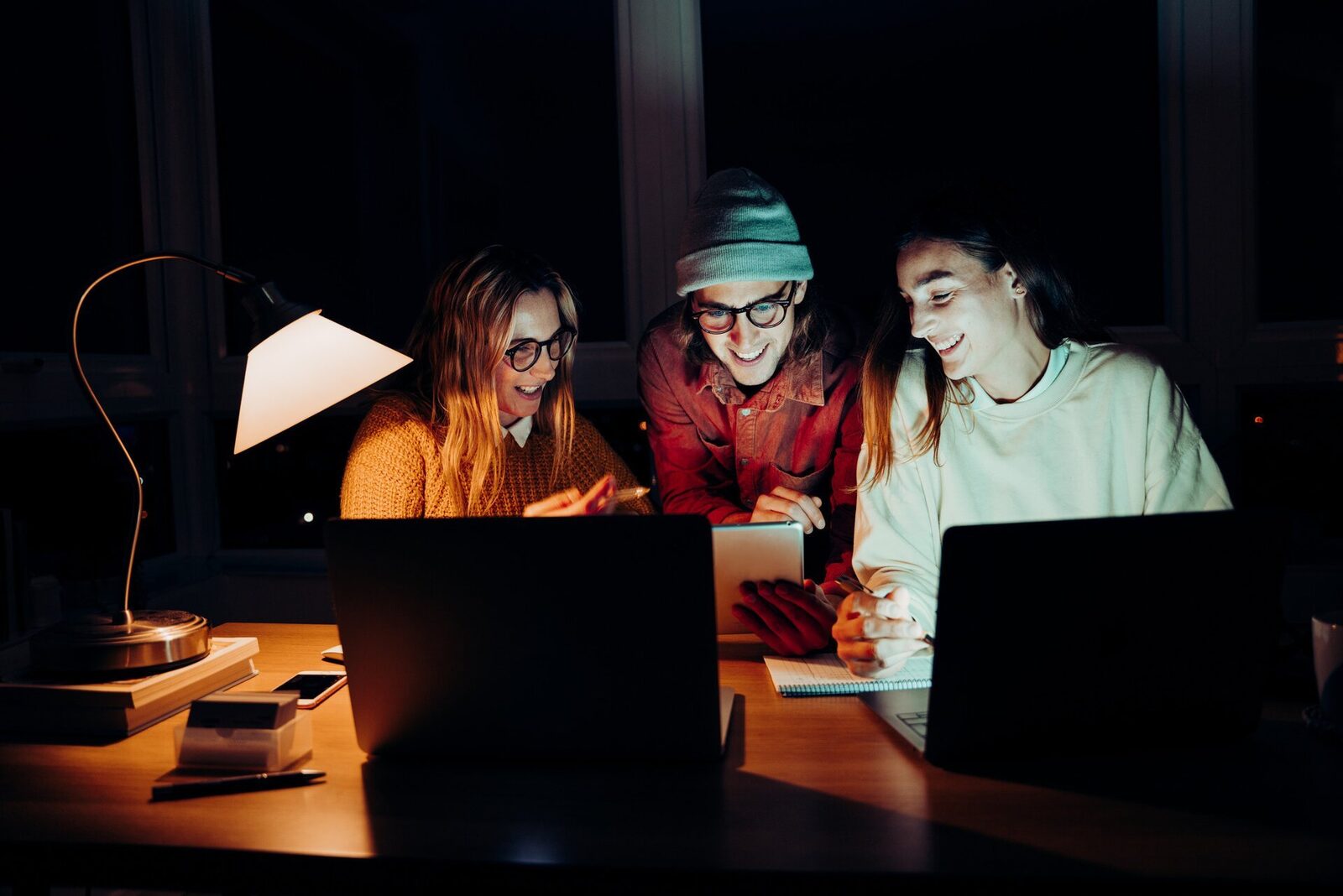 Admin night: O nouă tendință în rândul tinerilor corporatiști O nouă paradigmă socială ia amploare în rândul tinerilor corporatiști din România, ce se manifestă prin întâlniri informale, cunoscute sub numele de „Admin Night”