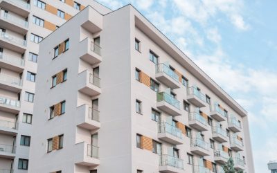 Închiderea balconului: O modificare banală care poate aduce amenzi usturătoare Bucuria de a transforma un balcon într-un spațiu locuibil, prin închiderea acestuia cu termopane, poate fi umbrită rapid de o amendă consistentă