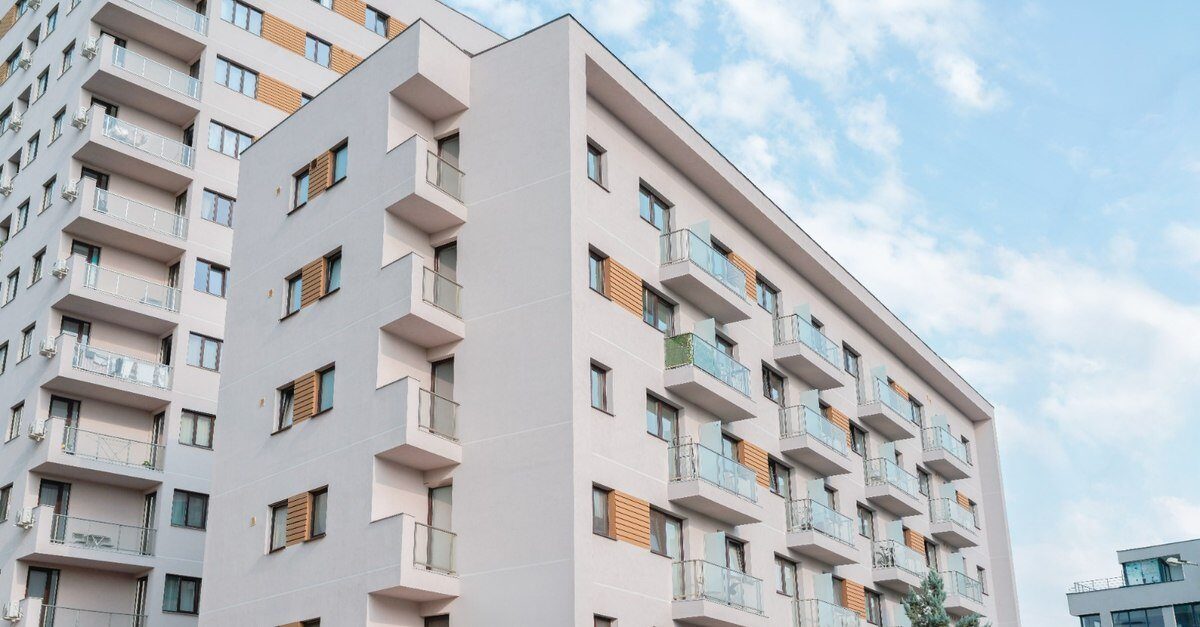 Închiderea balconului: O modificare banală care poate aduce amenzi usturătoare Bucuria de a transforma un balcon într-un spațiu locuibil, prin închiderea acestuia cu termopane, poate fi umbrită rapid de o amendă consistentă