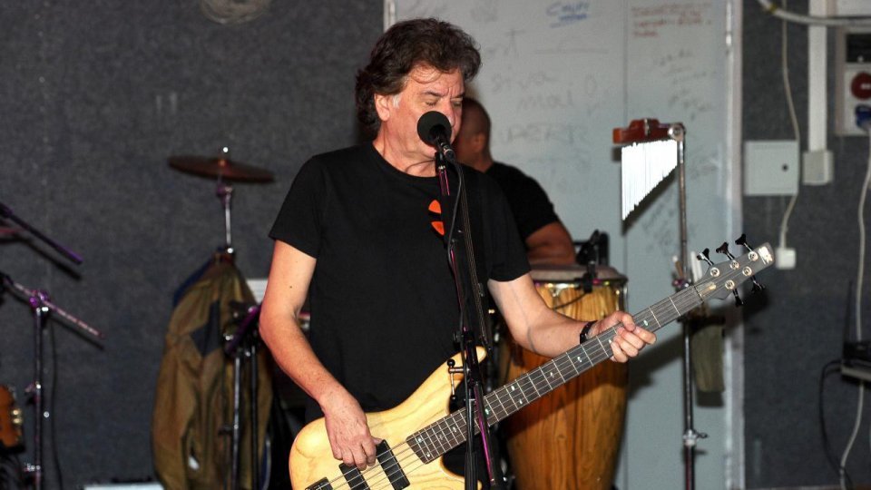 A murit iulian vrabete, basistul holograf