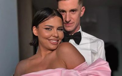 Andreea Popescu, fosta dansatoare a Deliei, divorțează după 15 ani de căsnicie Andreea Popescu, cunoscută publicului drept fosta dansatoare a Deliei Matache, a anunțat oficial divorțul de Rareș Cojoc, tatăl celor trei copii ai săi