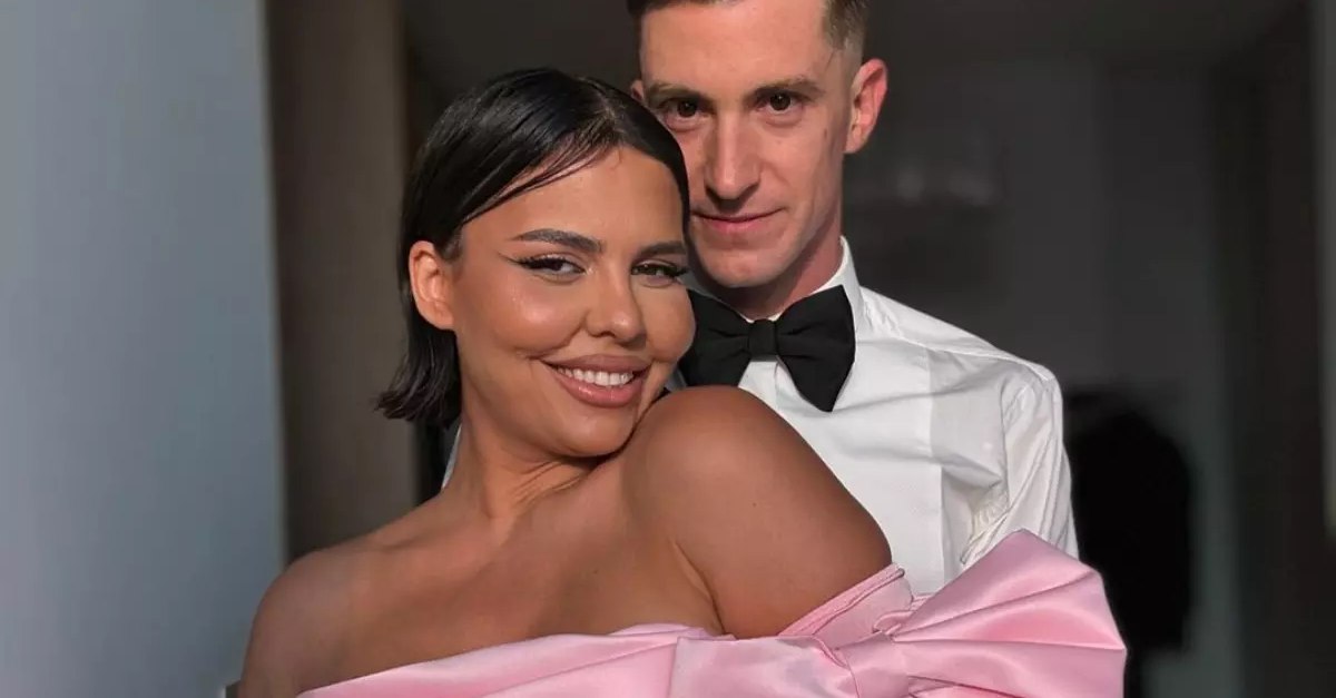 Andreea Popescu, fosta dansatoare a Deliei, divorțează după 15 ani de căsnicie Andreea Popescu, cunoscută publicului drept fosta dansatoare a Deliei Matache, a anunțat oficial divorțul de Rareș Cojoc, tatăl celor trei copii ai săi