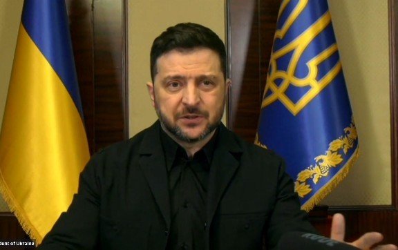 Zelenski pregătește o nouă rundă de negocieri cu SUA Președintele Ucrainei, Volodimir Zelenski, a anunțat o întâlnire cu negociatorii americani sâmbătă, în Statele Unite, semnalând un posibil restart al discuțiilor pentru încheierea războiului