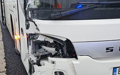 Accident grav pe Drumul Expres Pitești-Craiova: Un mort și zeci de pasageri teferi Un accident rutier grav a avut loc luni dimineață pe Drumul Expres 12, pe sensul către Pitești, în zona localității Albota, județul Argeș