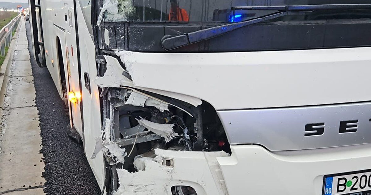 Accident grav pe Drumul Expres Pitești-Craiova: Un mort și zeci de pasageri teferi Un accident rutier grav a avut loc luni dimineață pe Drumul Expres 12, pe sensul către Pitești, în zona localității Albota, județul Argeș
