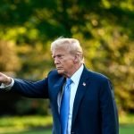 Trump, vizită neașteptată la Graceland, pe fondul tensiunilor din Iran Donald Trump, fostul președinte al Statelor Unite, a efectuat o vizită la Graceland, reședința legendarului Elvis Presley, în contextul tensionat al evenimentelor din Iran