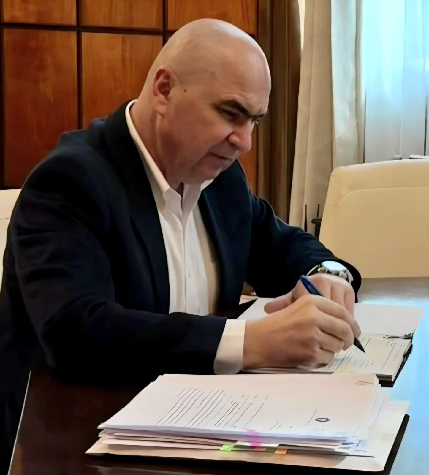 Guvernul ia în calcul reducerea accizei la carburanți Ilie Bolojan, șeful Executivului, a anunțat că, cel mai probabil, va fi redusă acciza la carburanți pentru a stopa creșterea prețurilor la pompă
