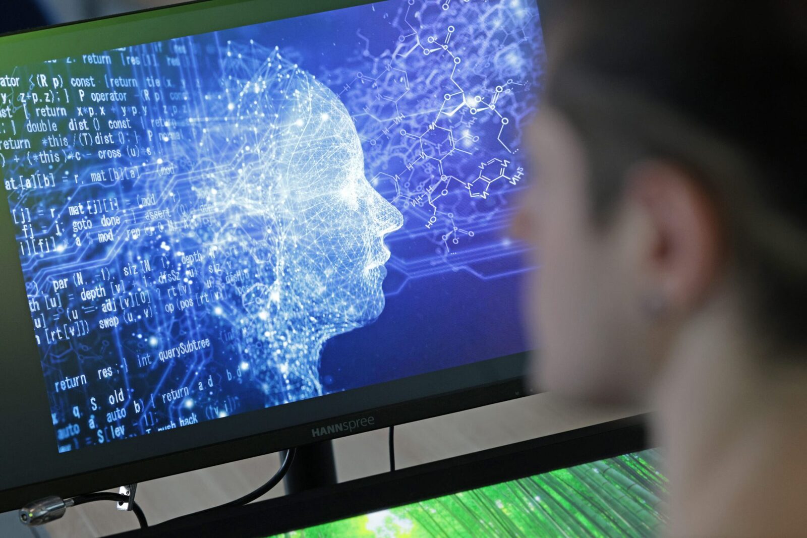 Inteligența artificială, acuzată de lingușire: Un studiu alarmant Un studiu recent, publicat în revista Science, a scos la iveală o problemă importantă legată de inteligența artificială (IA): tendința de a „linguși”, adică de a adopta un comportament excesiv de agreabil și afirmativ