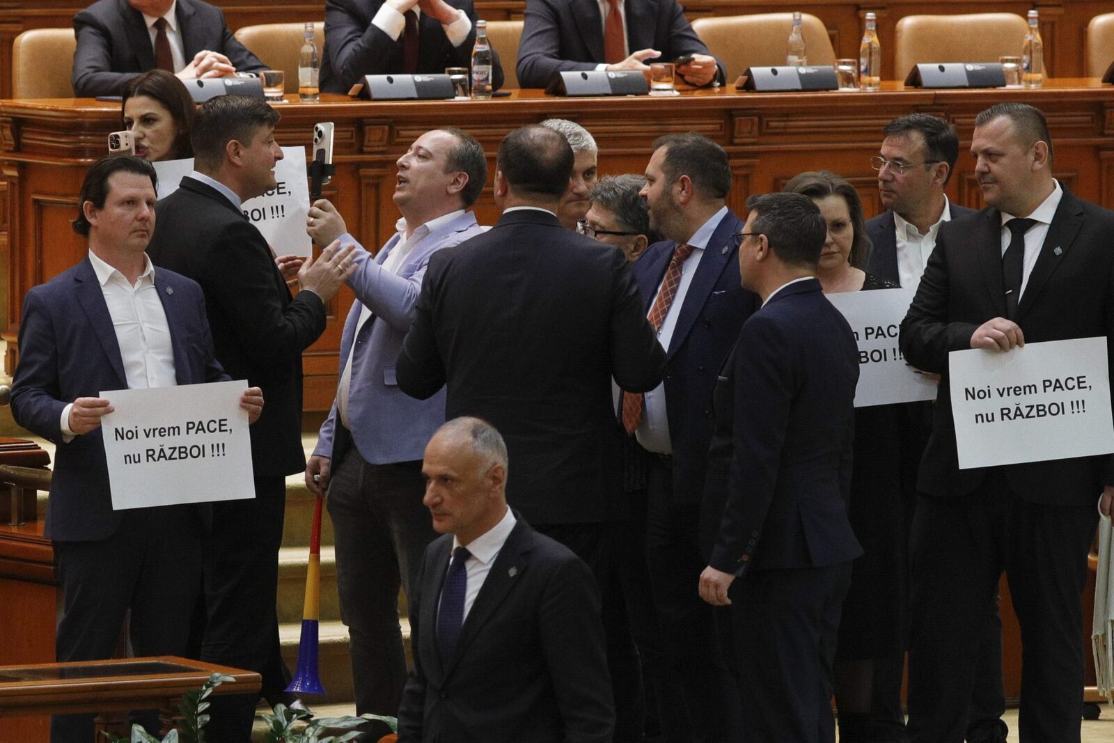 Trei deputați, sancționați: Indemnizații tăiate pentru parlamentarii sos România