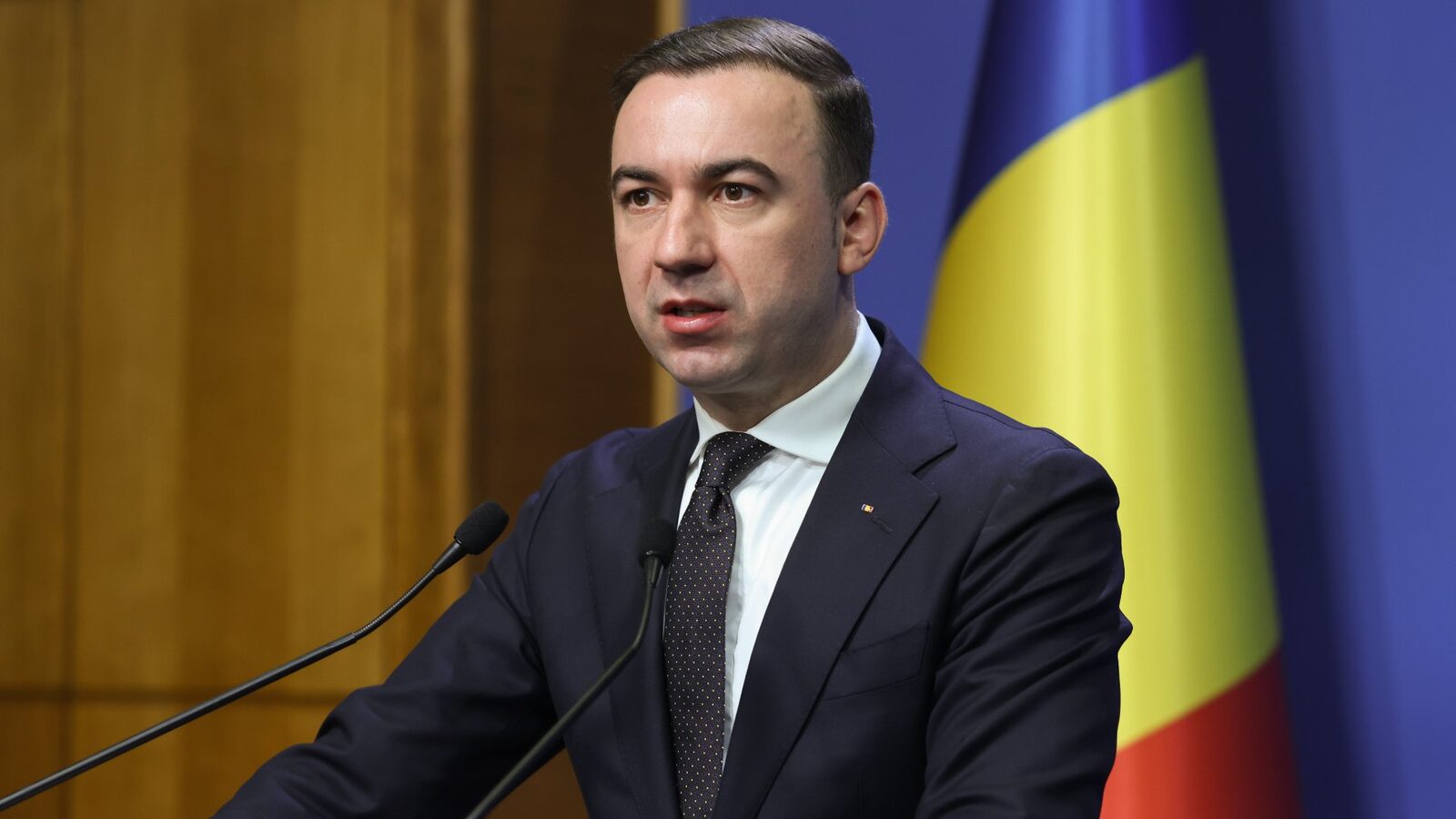 Ministrul Energiei anunță măsuri pentru limitarea prețului la motorină Ministrul Energiei, Bogdan Ivan, a declarat marți că Guvernul va adopta în această săptămână măsuri pentru reducerea accizei la motorină, în încercarea de a limita prețurile la pompă