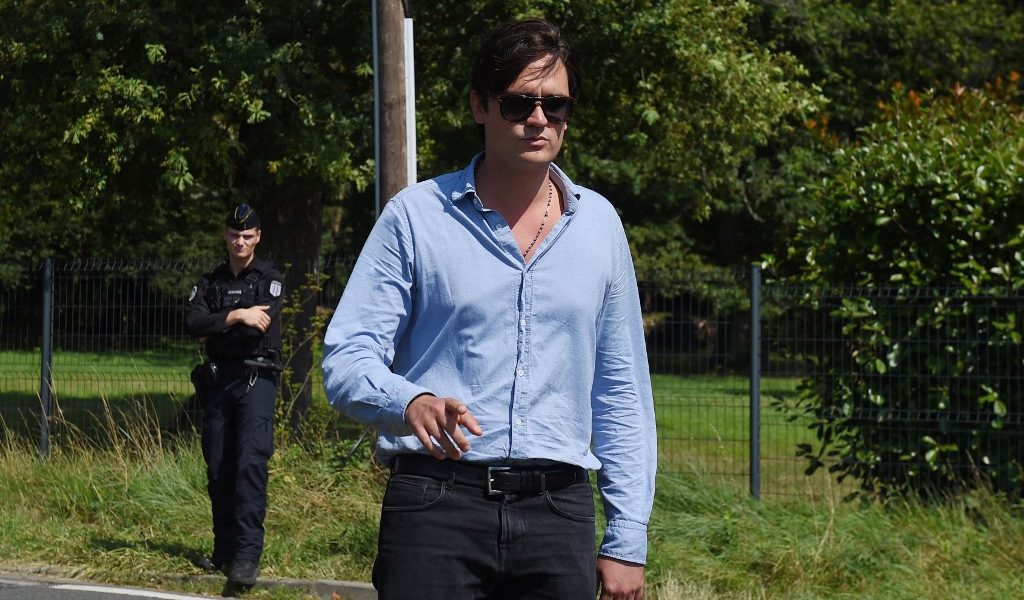 Războiul pentru averea lui Alain Delon: Un nou episod în saga moștenirii Paris, Franța – Alain Fabien Delon, unul dintre fiii legendarului actor francez Alain Delon, a decis să renunțe la procesul deschis în Franța împotriva surorii sale, Anouchka, și a celorlalți executori testamentari