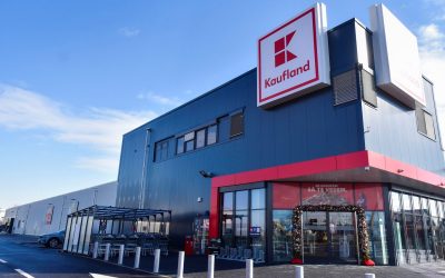 Kaufland deschide două noi magazine în România Retailerul Kaufland România a inaugurat recent două noi magazine, extinzând astfel prezența sa pe piața autohtonă