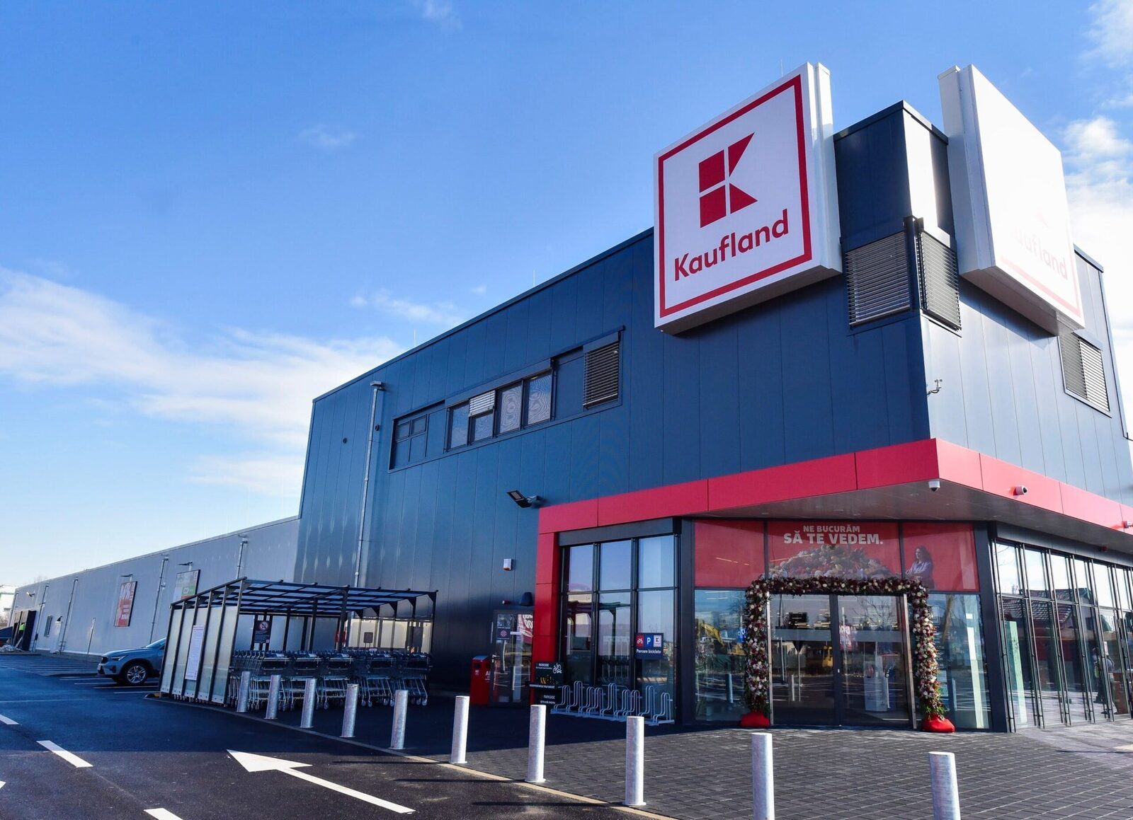 Kaufland deschide două noi magazine în România Retailerul Kaufland România a inaugurat recent două noi magazine, extinzând astfel prezența sa pe piața autohtonă