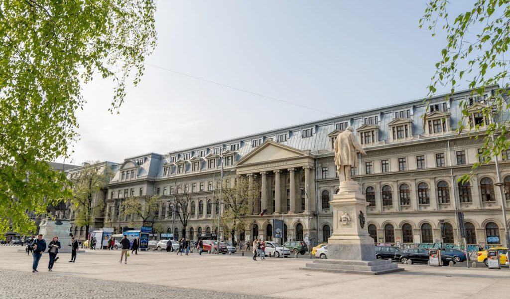 Profesorii Universității București protestează față de schimbarea criteriilor de funcționare a programelor de studiu Profesorii de la Universitatea din București (UB) au inițiat un memoriu de protest, adresat conducerii universității, prin care contestă noile criterii de evaluare a programelor de studiu