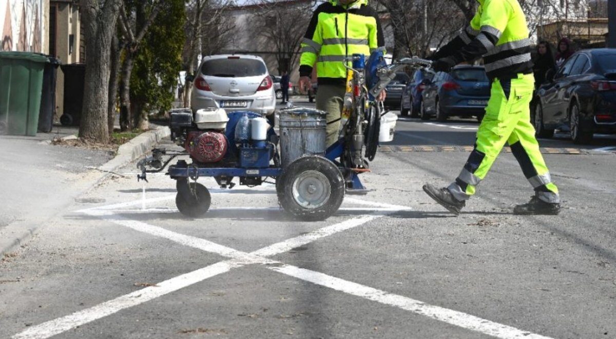 Primăria Sectorului 1 construiește aproape 200 de locuri noi de parcare Primăria Sectorului 1 a anunțat, printr-un comunicat, că va amenaja aproximativ 200 de noi locuri de parcare de reședință în mai multe cartiere din sector, în cursul acestei săptămâni