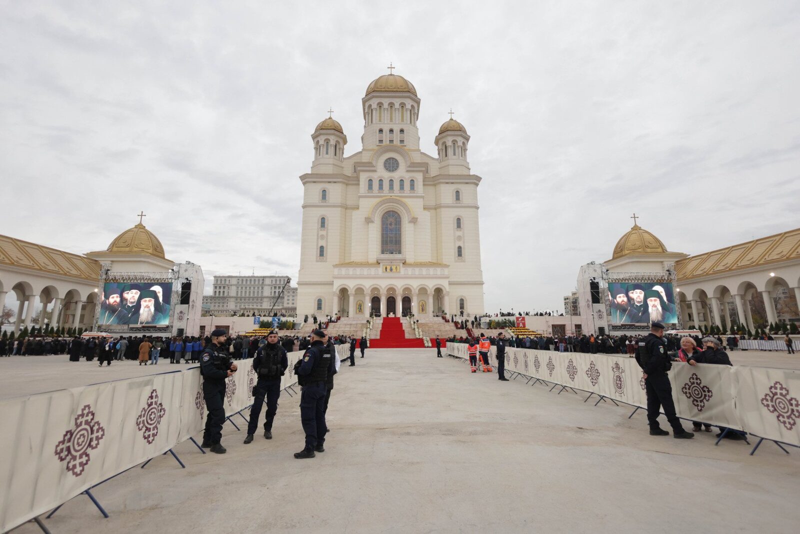 Patriarhul Daniel face apel pentru finanțarea picturii Catedralei Naționale Patriarhul Bisericii Ortodoxe Române, Daniel, a făcut un apel la credincioși pentru a sprijini financiar continuarea lucrărilor de pictură în mozaic ale Catedralei Naționale