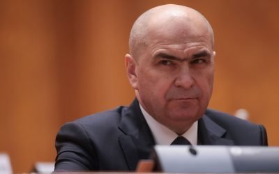 Bolojan exclude plafonarea prețurilor la combustibil, dar lasă ușa deschisă pentru intervenție Premierul Ilie Bolojan a declarat că, deocamdată, Guvernul nu va impune măsuri de plafonare a prețurilor la combustibili