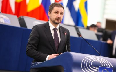 Familiile, scutite de costuri suplimentare pentru locuri, în urma negocierilor privind drepturile pasagerilor aerieni Negocierile dintre Parlamentul European și statele membre privind reforma drepturilor pasagerilor aerieni au înregistrat un prim pas important