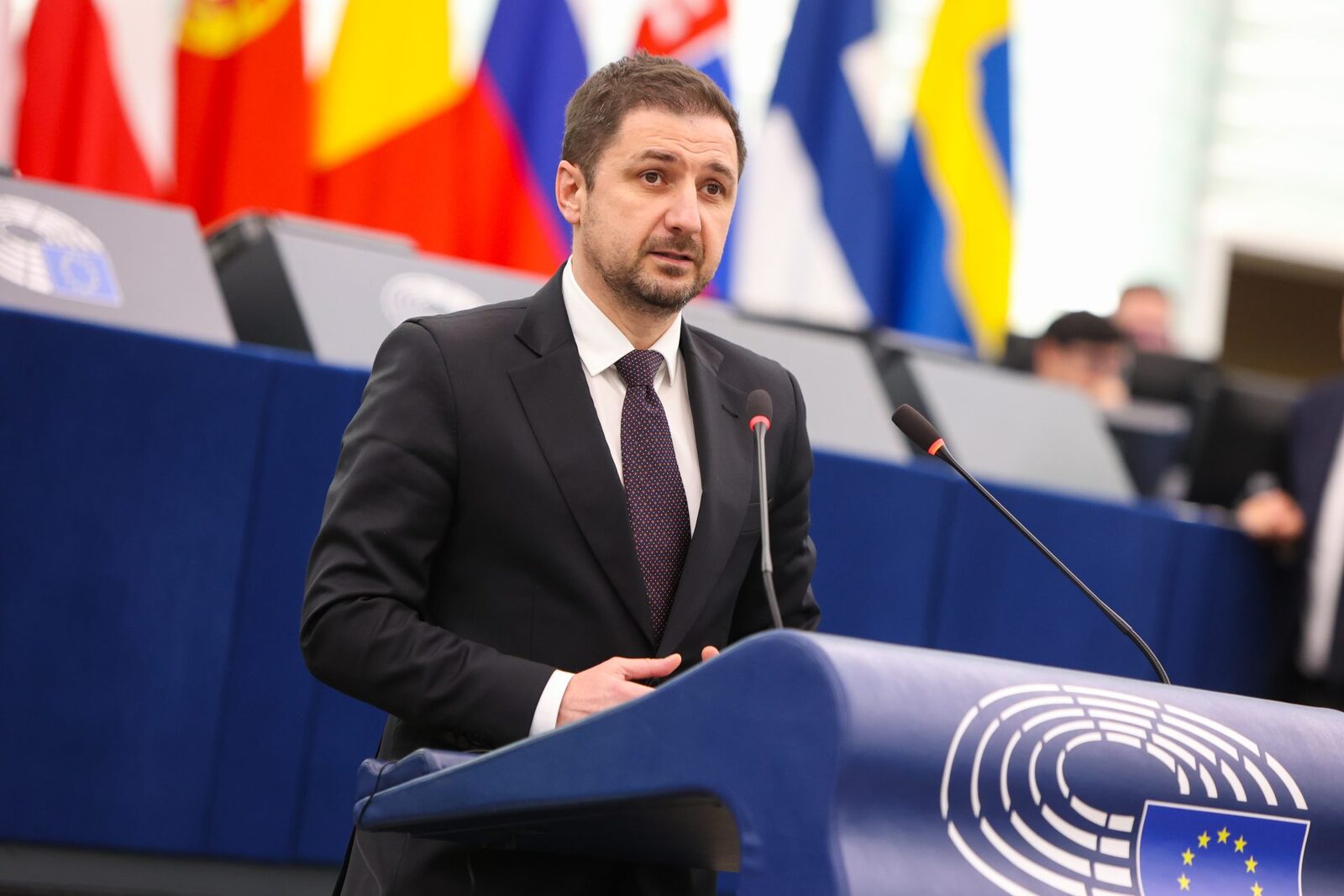 Familiile, scutite de costuri suplimentare pentru locuri, în urma negocierilor privind drepturile pasagerilor aerieni Negocierile dintre Parlamentul European și statele membre privind reforma drepturilor pasagerilor aerieni au înregistrat un prim pas important