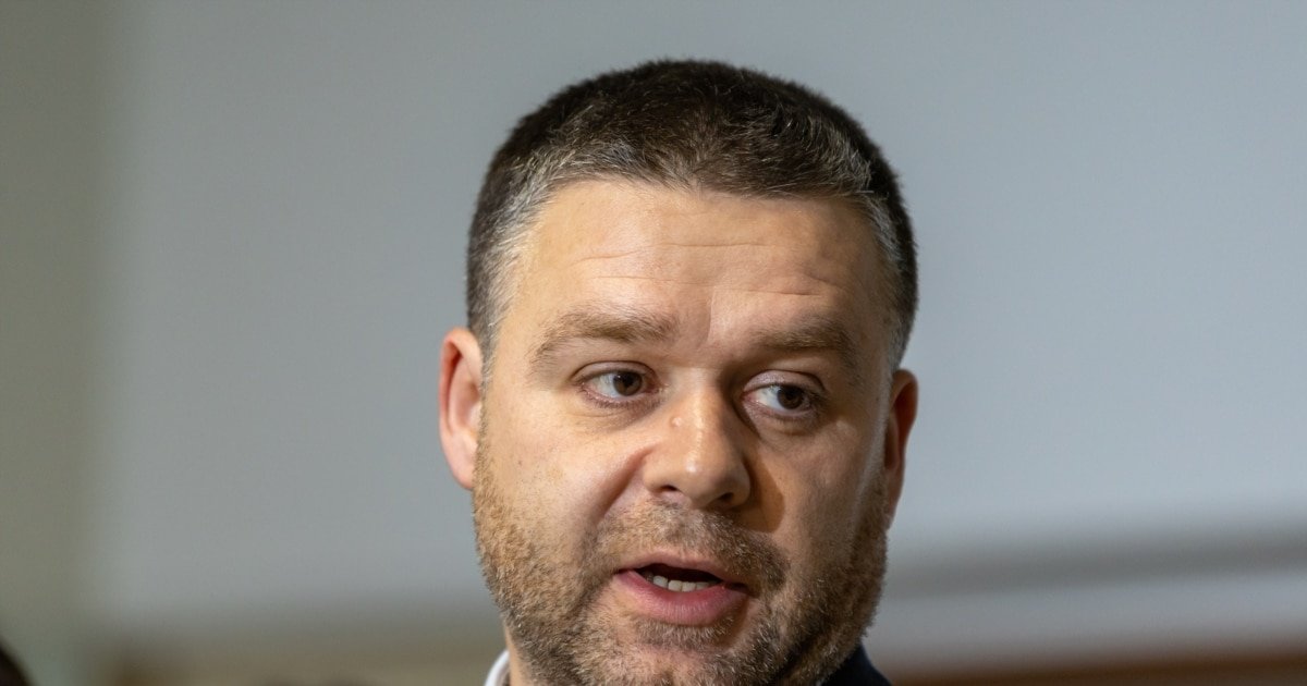 Sute de angajați pleacă, instituții publice vor fi comasate