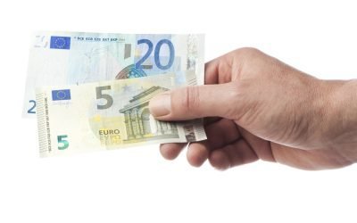 Magazin din Germania introduce taxă pentru sfaturi dacă nu cumperi Un magazin din Bochum, Germania, a decis să taxeze cu 25 de euro consultanța oferită clienților care nu fac nicio achiziție