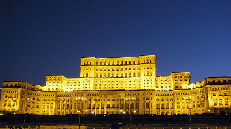 Palatul Parlamentului, iluminat în galben pentru a atrage atenția asupra endometriozei Fațada principală a Palatului Parlamentului va fi iluminată marți, 31 martie, între orele 20:00 și 24:00, în culoarea galbenă