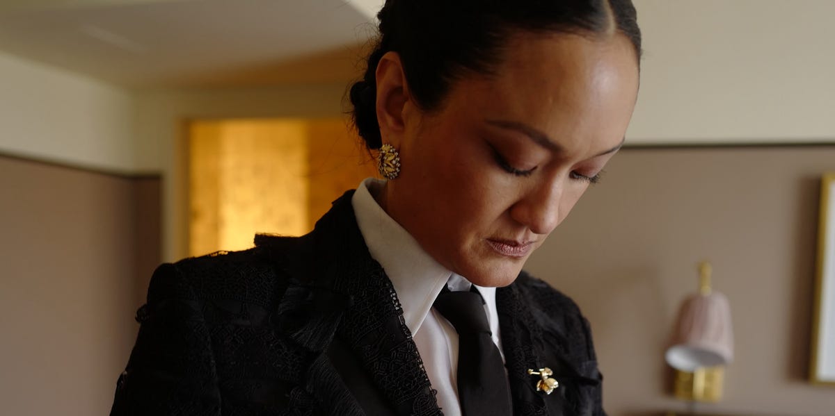 Autumn Durald Arkapaw, prima femeie de culoare nominalizată la Oscar pentru imagine, a strălucit pe covorul roșu într-o creație Thom Browne Cineasta Autumn Durald Arkapaw a făcut istorie la cea de-a 96-a ediție a Premiilor Oscar, devenind prima femeie de culoare nominalizată la categoria ”Cea mai bună imagine”