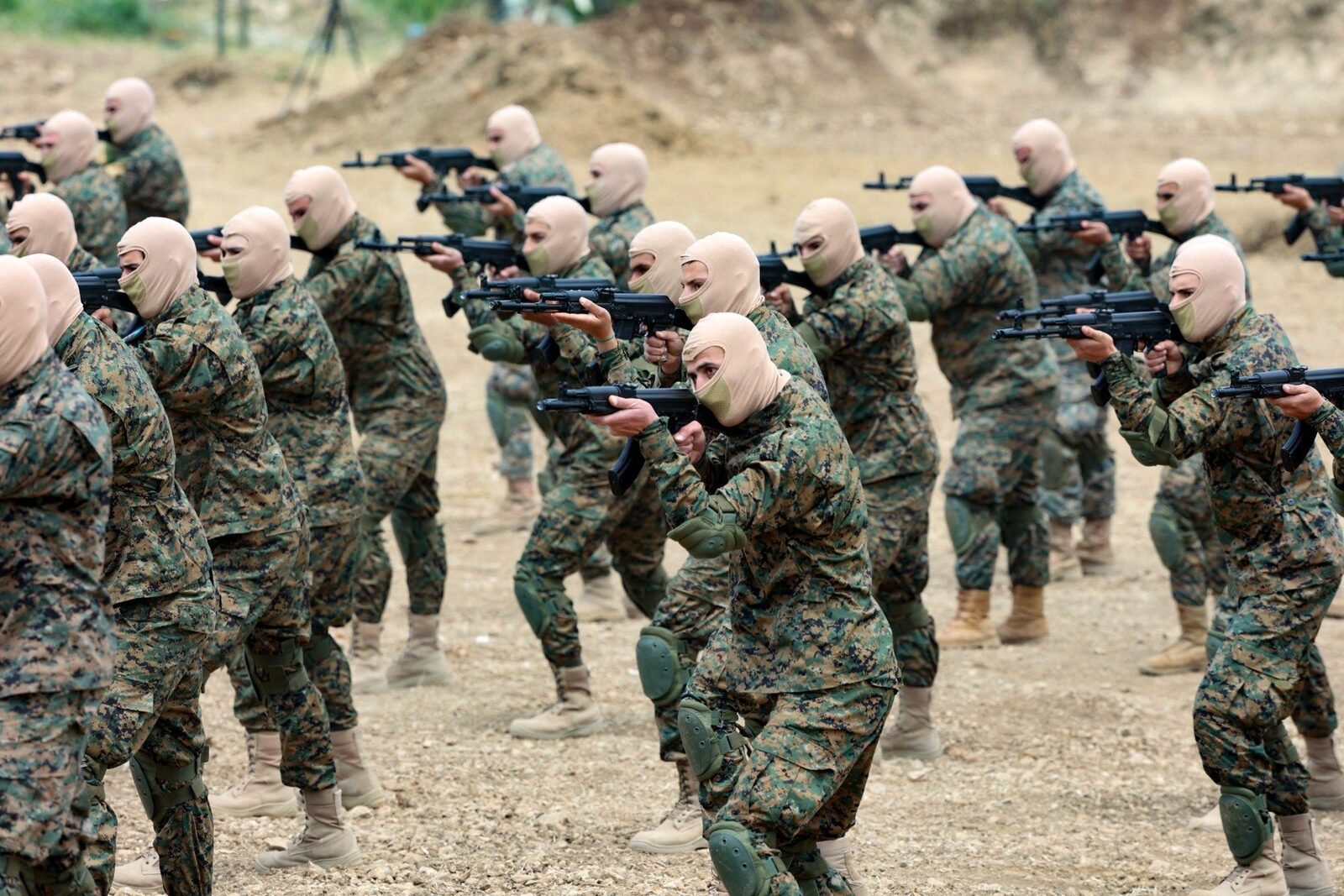 Guvernul libanez interzice activitățile militare ale Hezbollah și cere predarea armelor Guvernul libanez, condus de prim-ministrul Nawaf Salam, a luat o decizie majoră luni, interzicând activitățile militare ale grupării Hezbollah și solicitând predarea armelor deținute de aceasta