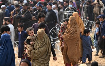 Peste 8.000 de afgani, strămutați din cauza conflictului cu Pakistanul Peste 8.000 de afgani au fost nevoiți să-și părăsească locuințele situate în apropierea frontierei cu Pakistanul, din cauza conflictului militar în creștere dintre cele două state