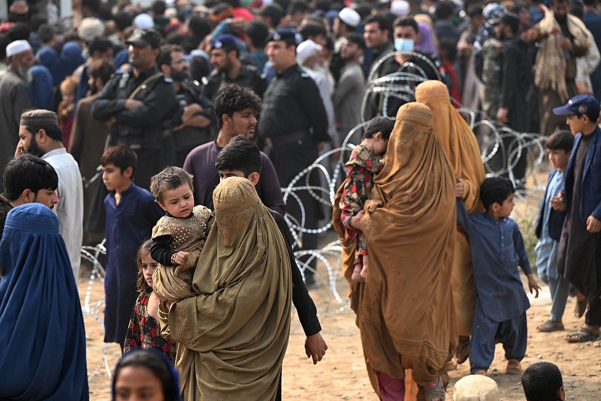 Peste 8.000 de afgani, strămutați din cauza conflictului cu Pakistanul Peste 8.000 de afgani au fost nevoiți să-și părăsească locuințele situate în apropierea frontierei cu Pakistanul, din cauza conflictului militar în creștere dintre cele două state