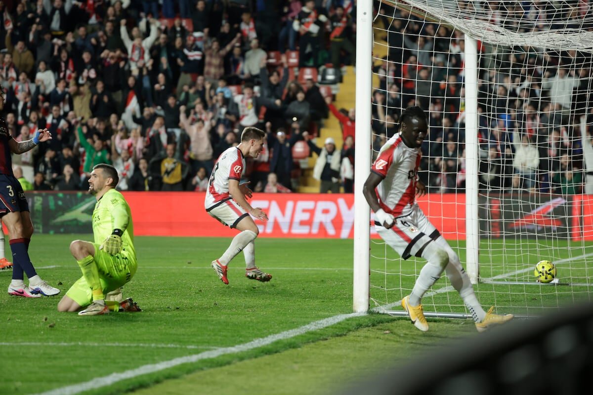 Levante pierde două puncte cruciale în deplasarea de la Rayo Vallecano Rayo Vallecano și Levante s-au duelat într-un meci tensionat, pe stadionul Vallecas, încheiat la egalitate, scor 1-1