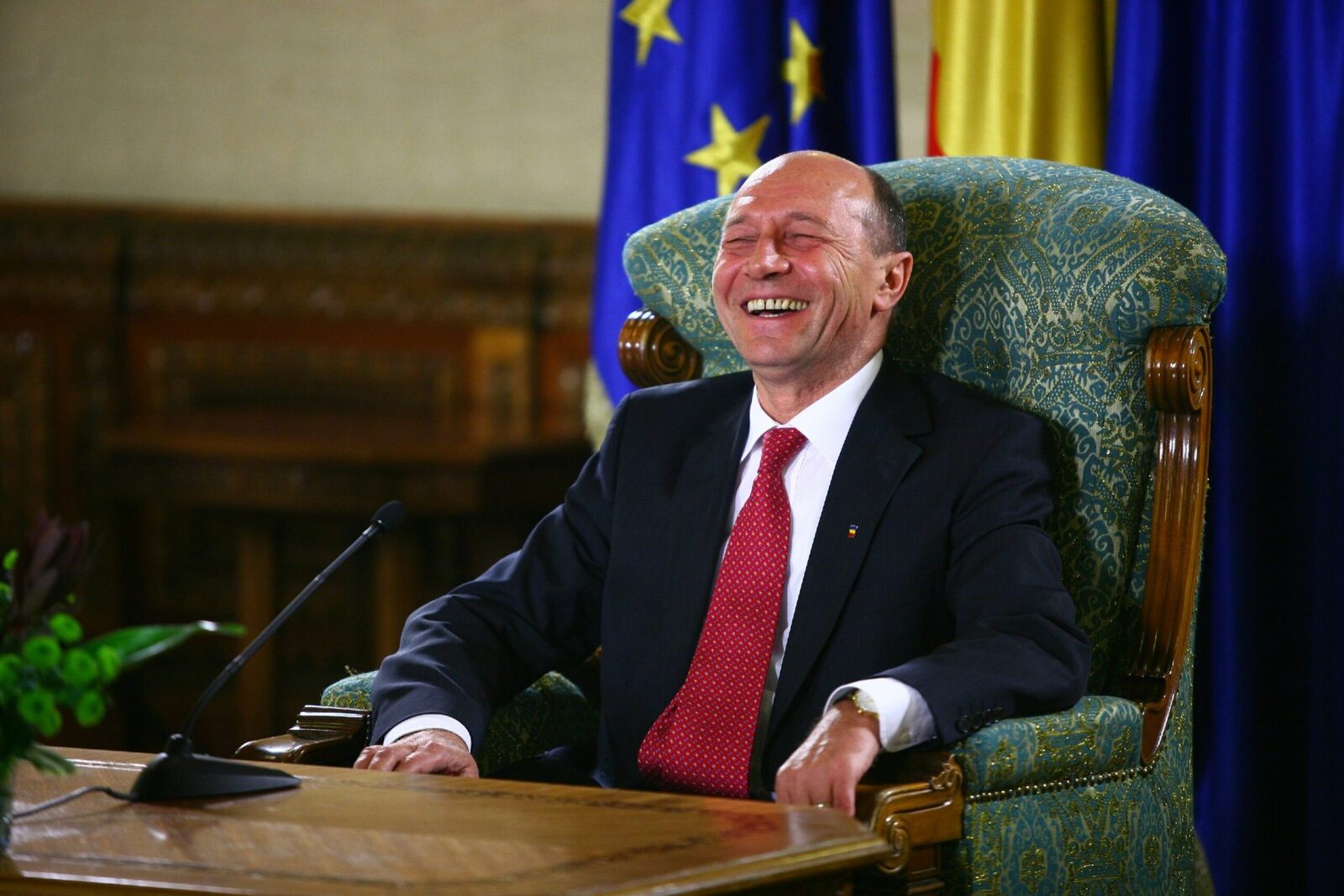 Individul, confuz de fapte, sfidează în continuare