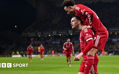Liverpool, victorie categorică în Cupa Angliei și speranțe reînviate pentru „The Reds” Liverpool a reușit o victorie convingătoare în fața lui Wolves, scor 3-1, calificându-se în sferturile de finală ale Cupei Angliei
